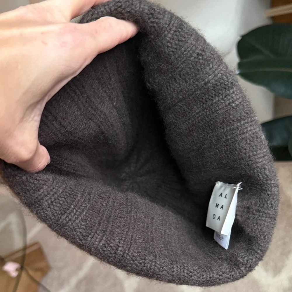 Almada the Label brown beanie great condition - Picture 7 of 10